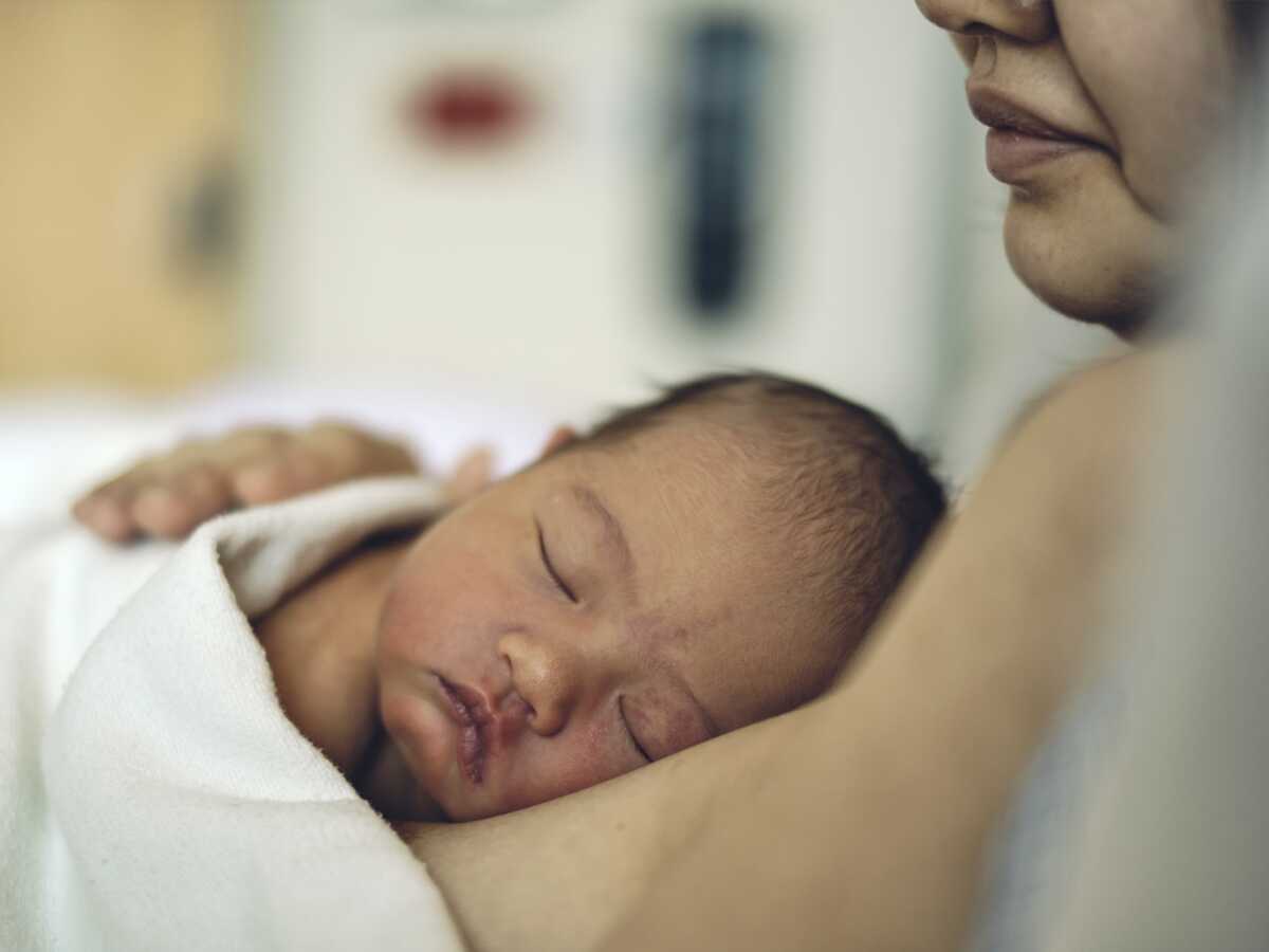 Chez les bébés prématurés, la méthode peau contre peau recommandée pour limiter la mortalité