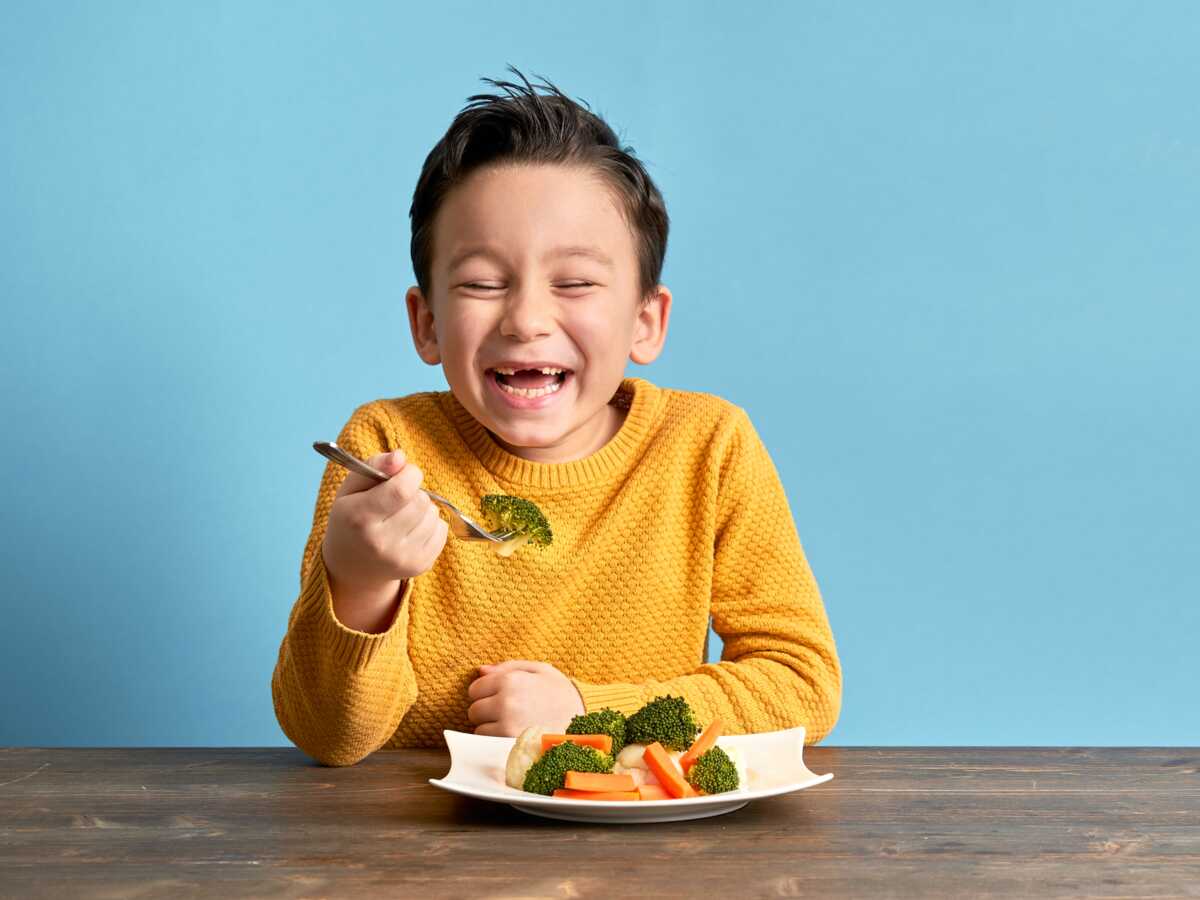 Vous voulez que vos enfants mangent plus de légumes ? Doublez la portion dans leur assiette